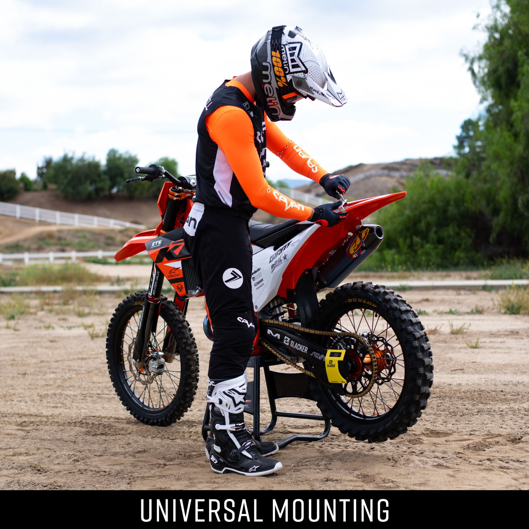Universal mounting on dirt, street, adventure or mountain bikes.